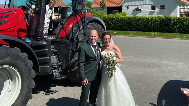 Landwirte wählen unkonventionelles Fahrzeug für ihre Hochzeit