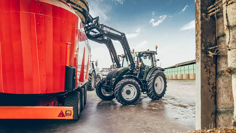 Valtra A-Serie mit Futtermischwagen