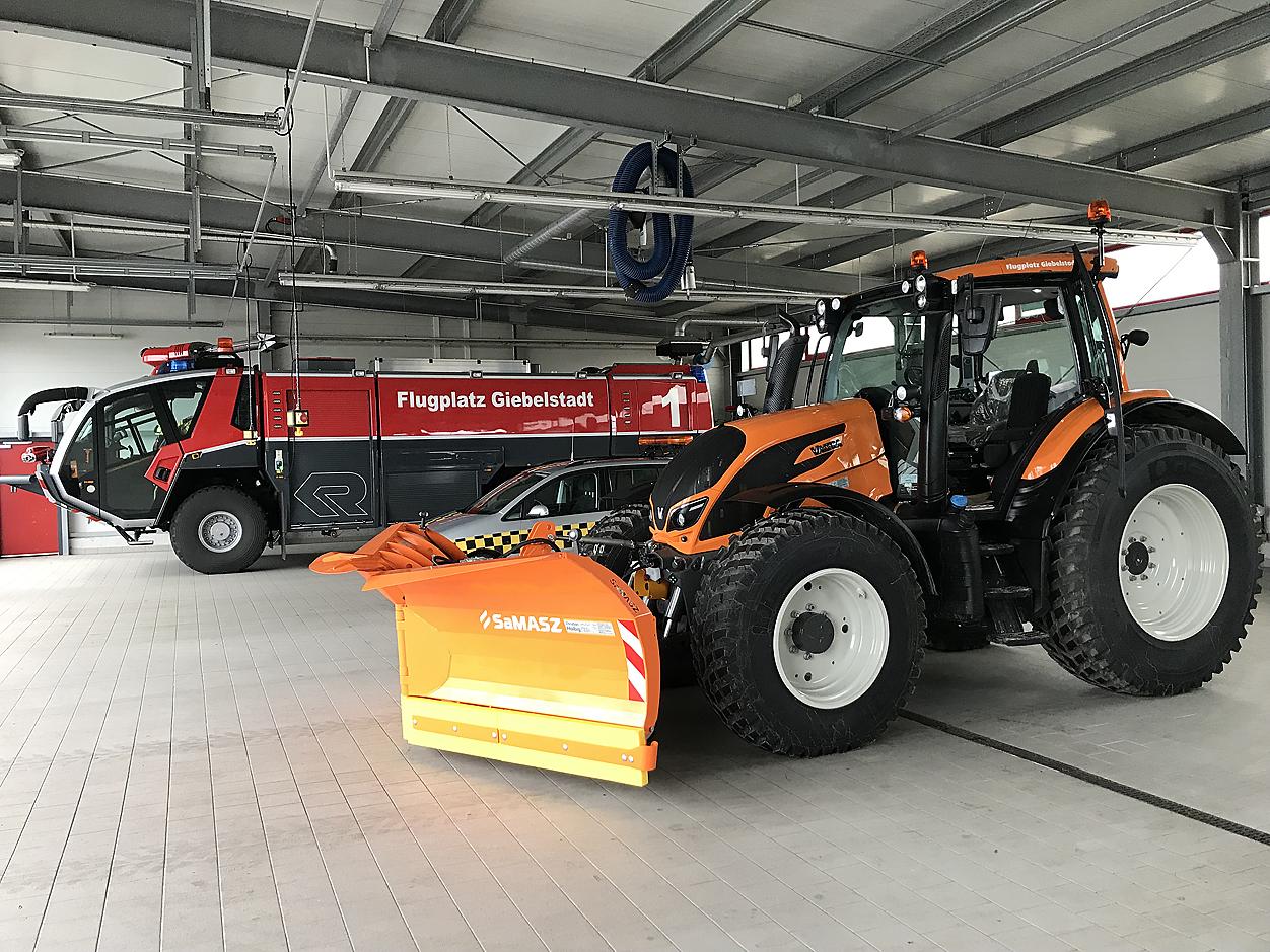 Flugplayz Giebelstadt Valtra N134 im Hangar.